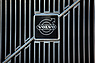 Volvo 262 C (1982) - das klassische Volvo-Zeichen im Kühlergrill (© Bruno von Rotz, 2013) Volvo 262 C (1982) - das klassische Volvo-Zeichen im Kühlergrill (© Bruno von Rotz, 2013)