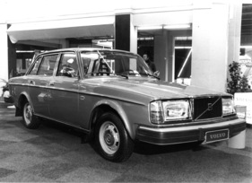 Volvo 264 (1975) - mit dem in Zusammenarbeit mit Renault und Peugeot entwickelten 2664 cm3 grossen V6-Motor - Genfer Automobilsalon 1975