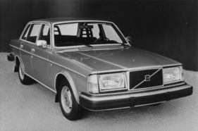 Volvo 264 DL (1975) – mit schwarzem Kühlergrill