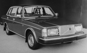 Volvo 264 GL (1975) – Hochglanzrippen-Kühlergrill
