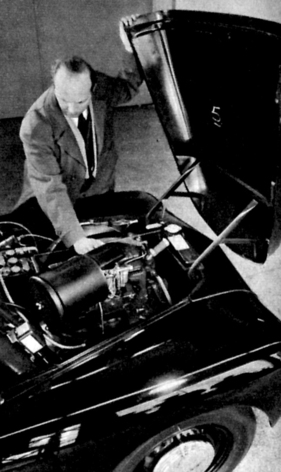 Volvo 444 (1955) - Der Motor, wenn man die kompakte Motorhaube nach vorn öffnet Volvo 444 (1955) - Der Motor, wenn man die kompakte Motorhaube nach vorn öffnet