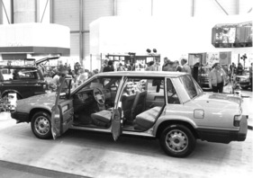 Volvo 740 - Weltneuheit - füllt die Lücke zwischen 240 und 760 - am Genfer Automobilsalon 1984