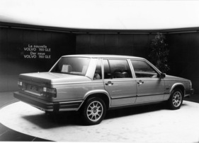 Volvo 760 GLE (1982) - am Genfer Automobilsalon von 1982 - auffallende Keilform und kantiges Heck