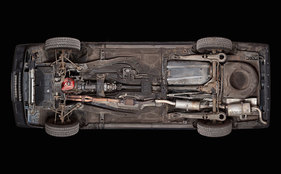 Volvo 940 (1993) - km-Stand 256'271 - aufgenommen von unten im Rahmen des Projekts "Auto Reverse"