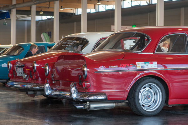Volvo Amazon - 1969 mit weissem Dach, davor Jahrgang 1965 - Motorworld Classics Bodensee 2018