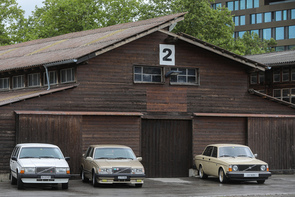 Volvo Automobile verschiedener Epochen in einer kleinen Sonderschau - Oldtimer Sunday Morning Treffen Zug am 6. August 2023