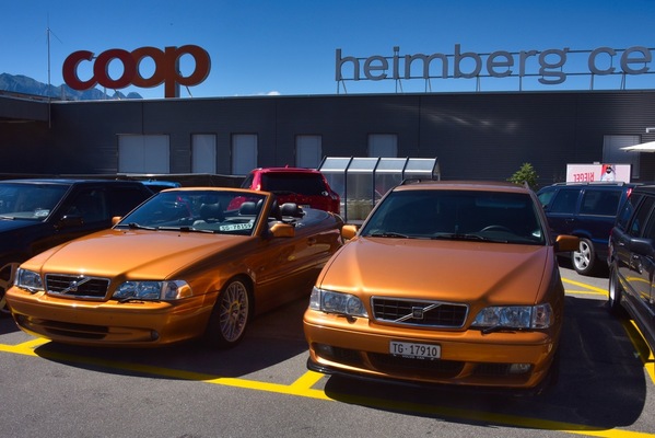 Volvo C70 und V70, ebenfalls beide in Coop-Orange – Swiss Volvo Meeting 2025