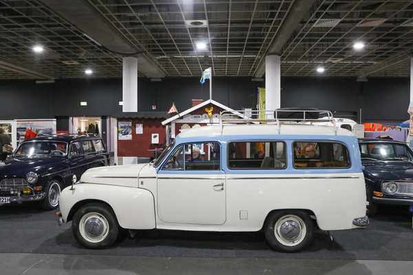 Volvo Kombis auf dem Clubstand, im Vordergrund ein P210 Duett - Bremen Classic Motorshow 2023