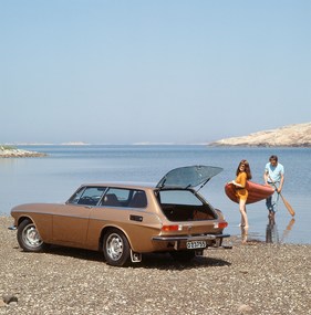 Volvo P 1800 ES (1972) - jetzt muss das Gummiboot nur noch durch die Öffnung passen
