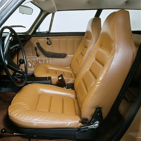Volvo P 1800 ES (1972) - serienmässige Ledersitze mit integrierten Kopfstützen