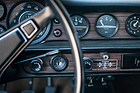 Volvo P 1800 ES (1973) - Öldruck, Tankinhalt und Zeit werden in der Mitte des Armaturenbretts angezeigt