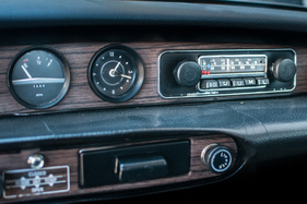 Volvo P 1800 ES (1973) - ein Radio aus der Zeit, aber was suchen die VW-Knöpfe auf dem Blaupunkt-Gerät?