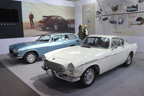 Bild Volvo P 1800 S (1961) - zusammen mit dem Schneewittchensarg P 1800 ES auf dem Volvo-Stand - Auto e Moto d'Epoca 2014