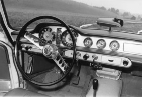 Volvo P 1800 S (1962) - zwei grosse Anzeigen im Zentrum und drei kleinere Zusatzanzeigen