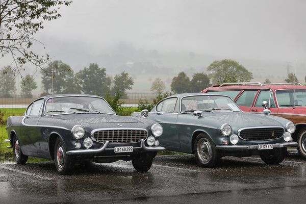 Bild: Volvo P 1800 S (1964) - im Duett mit einem weiteren Modell der Baureihe - am 48. FNA-Treffen in Triengen 2022