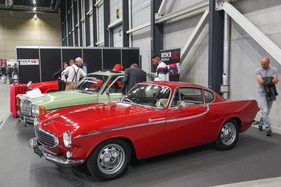 Volvo P 1800 S (1967) neben einem Mercedes-Benz W123 in Kaledoniengrün – Swiss Classic World Luzern 2022 (1967)