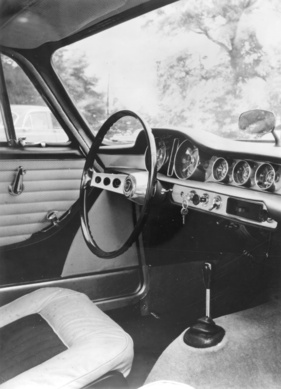 Blick auf den Mittelschalthebel, die Rundinstrumente und Schalter