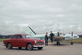 Volvo P130 "Amazon" (1962) – Der Volvo vor einer zweimotorigen Piper