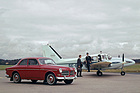 Volvo P130 "Amazon" (1962) – Der Volvo vor einer zweimotorigen Piper