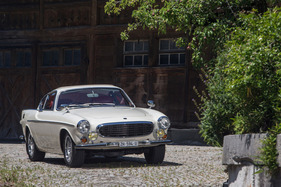 Volvo P1800 E (1970) - die Front erinnnert an Ferrari-Sportwagen der späten Fünfzigerjahre