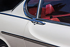 Volvo P1800 E (1970) - die Zierleiste läuft direkt in den Türgriff
