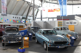 Volvo P1800S (1973) - der Schneewittchensarg in der Mitte der Volvo-Clubpräsentation - an der Retro Classics Stuttgart 2013