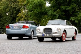 Volvo P1900 (1957) - zusammen mit seinem späten Nachfolger Volvo V70 Cabriolet