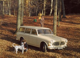 Volvo P220 (1966) - Amazon Kombi - Familienszene mit Hund Volvo P220 (1966) - Amazon Kombi - Familienszene mit Hund