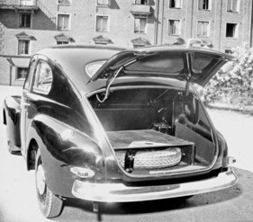 Volvo PV 444 (1946) - das Reserverad sitzt in einem eigenen Abteil (1946)