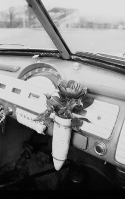 Volvo PV 444 (1946) - noch mit dem zentral angeordneten Tacho und Blumenvase (1946)