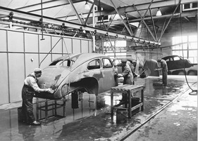 Volvo PV 444 (1947) - bei der Bemalung in der Lundby Fabrik (1947)