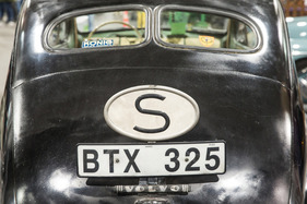 Volvo PV 444 (1952) mit überdimensioniertem Nationalitätenkennzeichen – Bremen Classic Motorshow 2024 (1952)