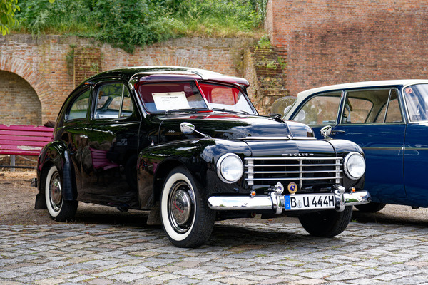 Volvo PV 444 (1952) – noch mit geteilter Heckscheibe – Oldtimer Open Air 2024