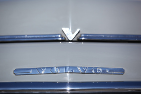 Volvo PV 444 (1956) - Volvo-Schriftzug auf dem Bug