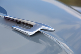 Volvo PV 444 (1956) - auch diese Kühlerfigur wurde vom "Jet Age" beeinflusst