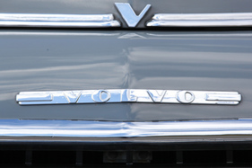 Volvo PV 444 (1956) - der Volvo-Schriftzug auf der Front (1956)