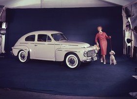 Volvo PV 444 (1957) - attraktiv präsentiert für die Prospektaufnahmen (1957)