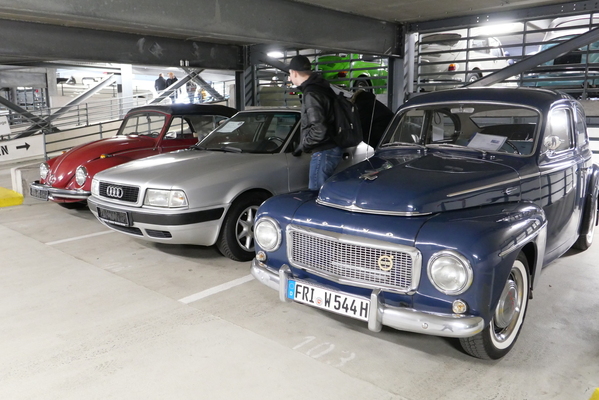 Volvo PV 544 von 1959, 78'300 km, 12'000 Euro; daneben ein Audi 80 von 1991, TÜV bis 1/2026, angeboten für 2950 Euro – Bremen Classic Motorshow 2025