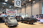Volvo PV444 (1957) - gebaut seit 1944, gezeigt neben einem Volvo 145 von 1968 (Techno Classica 2017)