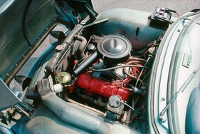 Volvo Philip (1952) - der V8 unter der nach vorne öffnenden Motorhaube Volvo Philip (1952) - der V8 unter der nach vorne öffnenden Motorhaube