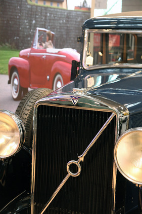 Volvo TR 679 (1934) - der Kühler der Vorkriegsrarität mit einem späteren Volvo-Cabriolet im Hintergrund (Techno Classica 2013)