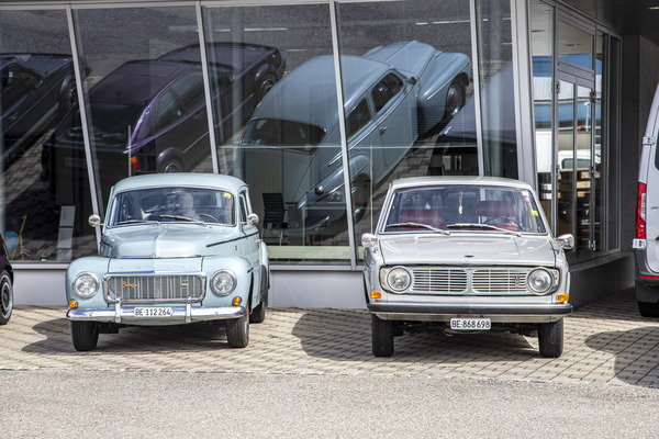 Bild: Volvo im Doppelpack auf dem Besucherparkplatz – Swiss RetroMecanika 2023
