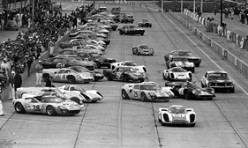 Vom Gesamtsieger sieht man unten links nur noch die Spuren - Jo Siffert ist schon längst unterwegs im Porsche 907 mit Nummer #49 während das Feld erst ins Rollen kommt. Der Penske Camaro wurde überraschend Dritter! (12 Stunden von Sebring 1968)
