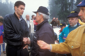 Vom schweren Monaco-Unfall gezeichnet begrüsst Karl Wendlinger Helmut Zwickl