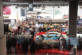 Von 10 Uhr bis 11 Uhr geht es noch mit den Leuten … - Rétromobile 2015 Von 10 Uhr bis 11 Uhr geht es noch mit den Leuten … - Rétromobile 2015