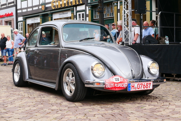 Von Einbeck sind es nur rund 100 Kilometer Luftlinie nach Wolfsburg. Das spürt man. Jubiläumskäfer mit polierten Fuchs-Felgen – Einbecker Oldtimertage 2025