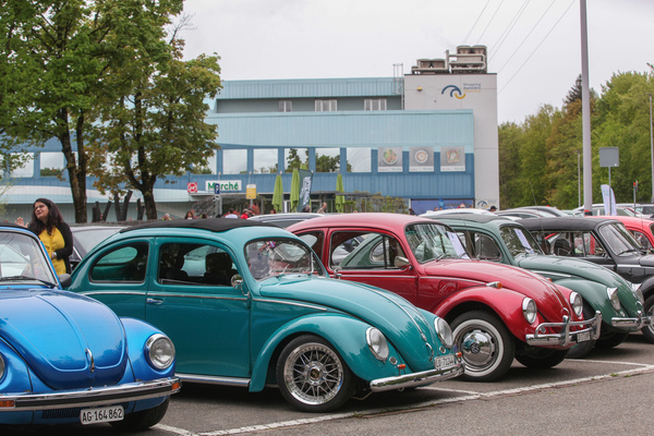 Von VW Käfern wimmelte es schon vor 50 Jahren auf dem Parkplatz der Raststätte Würenlos - Oldtimertreffen 50 Jahre Autobahnraststätte Würenlos 2022
