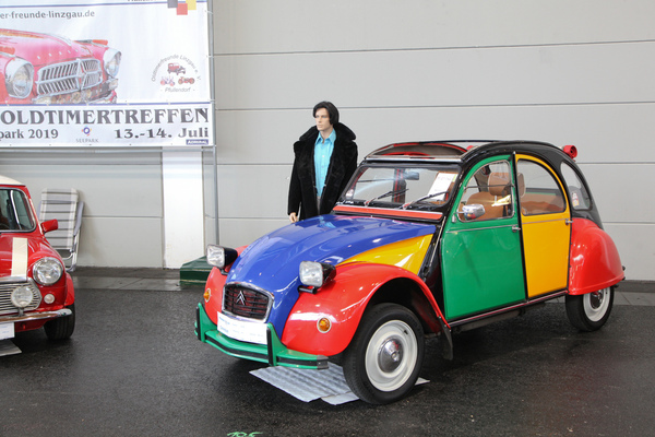 Von der Ente gab es nie eine Picasso-Variante, aber immerhin auch besonders farbige Ausführungen - Motorworld Classics Bodensee 2019