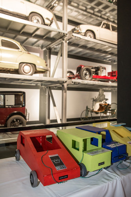 Von der Form des kleinen Autos ist er nicht begeistert . "Da gefallen mir die Autos von Peter schon viel besser!"