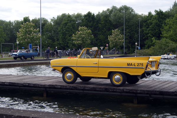 Bild: Vor Eingang West standen mehrere Amphicar für Rundfahrten auf dem Teich zur Verfügung – Klassikwelt Bodensee 2025